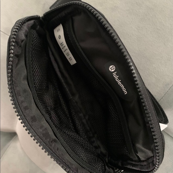 NEW LULULEMON EVERYWHERE BELT BAG IN BLACK WITH WHITE LOGO - Picture 5 of 10